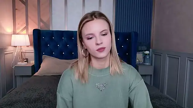 Snapshot of KiaraRolls chatting on 11/11/25, 10:37 KiaraRolls online show from 11/11/25, 10:37