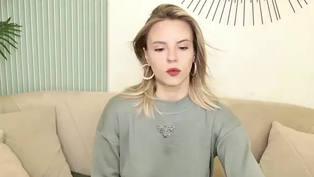 Snapshot of KiaraRolls chatting on 11/12/25, 10:04 KiaraRolls online show from 11/12/25, 10:04