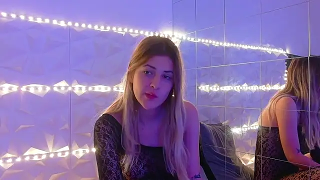 Snapshot of Aishha_ chatting on 10/31/25, 06:03 Aishha online show from 10/31/25, 06:03