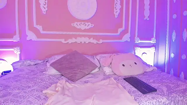 Snapshot of aitana_johns chatting on 10/17/25, 01:03 aitana johns online show from 10/17/25, 01:03