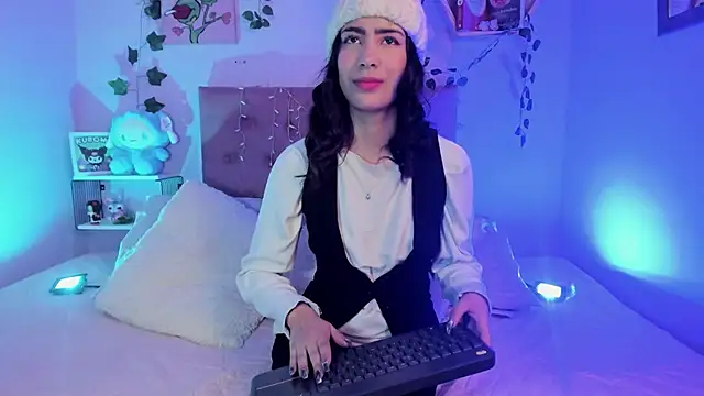 Snapshot of aitana_johns chatting on 11/17/25, 12:11 aitana johns online show from 11/17/25, 12:11