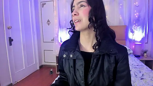 Snapshot of aitana_johns chatting on 11/19/25, 12:05 aitana johns online show from 11/19/25, 12:05