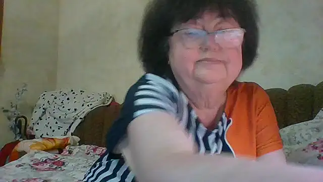Snapshot of MilaSky5303 chatting on 12/18/25, 12:00 MilaSky5303 online show from 12/18/25, 12:00
