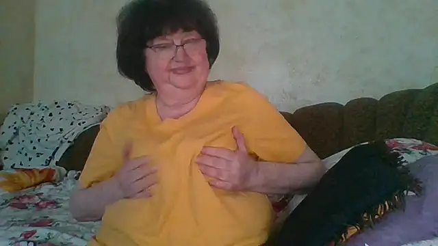 Snapshot of MilaSky5303 chatting on 12/20/25, 10:22 MilaSky5303 online show from 12/20/25, 10:22