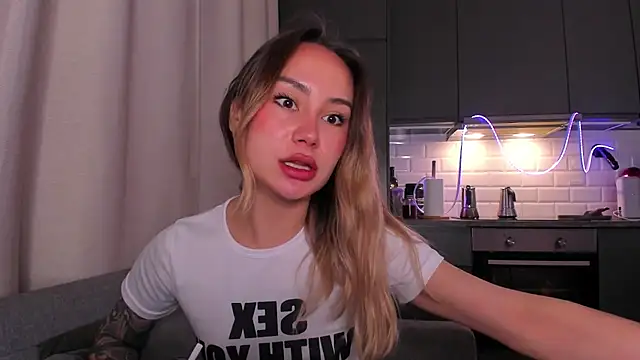 Snapshot of baobei03 chatting on 11/13/25, 10:25 baobei03 online show from 11/13/25, 10:25