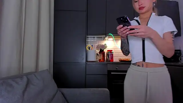 Snapshot of baobei03 chatting on 11/27/25, 01:02 baobei03 online show from 11/27/25, 01:02