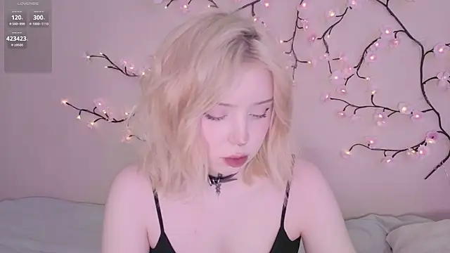 Snapshot of RileyVice chatting on 05/07/26, 08:31 RileyVice online show from 05/07/26, 08:31