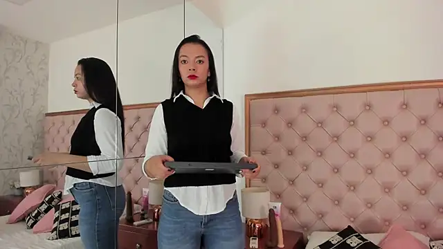 Snapshot of hillary_chen chatting on 09/27/25, 11:48 hillary chen online show from 09/27/25, 11:48