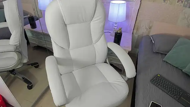 Snapshot of hillary_chen chatting on 10/30/25, 03:08 hillary chen online show from 10/30/25, 03:08