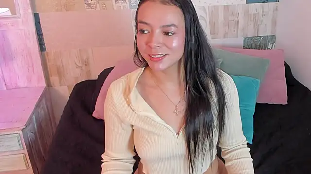 Snapshot of hillary_chen chatting on 11/06/25, 03:29 hillary chen online show from 11/06/25, 03:29