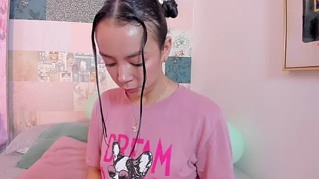 Snapshot of hillary_chen chatting on 11/14/25, 02:43 hillary chen online show from 11/14/25, 02:43