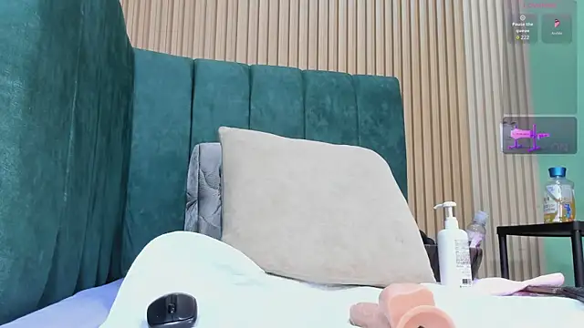 Snapshot of EvelynFoxx- chatting on 11/17/25, 07:19 EvelynFoxx- online show from 11/17/25, 07:19