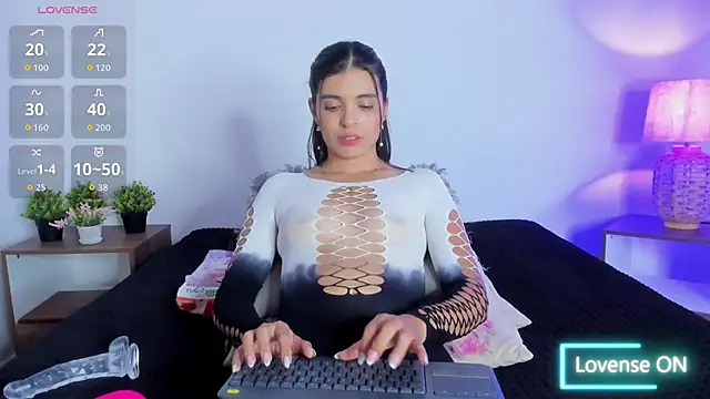 hailey hadid online show from 09/24/25, 07:06