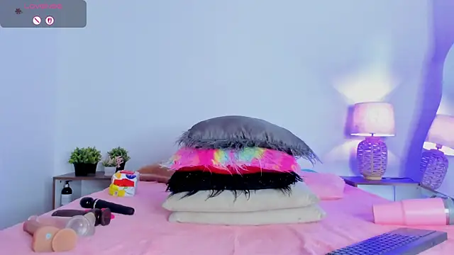 hailey hadid online show from 11/25/25, 07:03