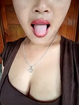 Snapshot of maycuc123 chatting on 09/18/25, 12:23 maycuc123 online show from 09/18/25, 12:23