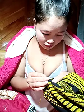 Snapshot of maycuc123 chatting on 11/26/25, 01:50 maycuc123 online show from 11/26/25, 01:50