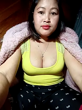 Snapshot of maycuc123 chatting on 12/14/25, 12:10 maycuc123 online show from 12/14/25, 12:10