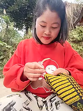 Snapshot of maycuc123 chatting on 12/15/25, 12:37 maycuc123 online show from 12/15/25, 12:37