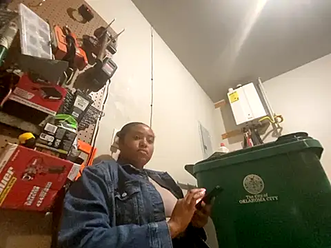 Snapshot of princesslivv chatting on 10/21/25, 04:02 princesslivv online show from 10/21/25, 04:02