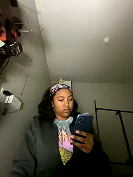 Snapshot of princesslivv chatting on 10/27/25, 03:32 princesslivv online show from 10/27/25, 03:32