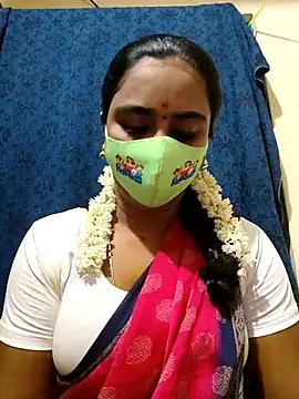 Snapshot of mini-queen chatting on 11/11/25, 01:22 mini-queen online show from 11/11/25, 01:22