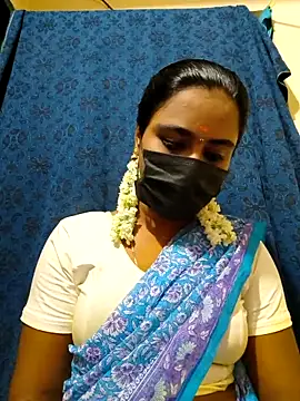 Snapshot of mini-queen chatting on 11/18/25, 04:55 mini-queen online show from 11/18/25, 04:55