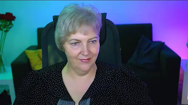 Snapshot of MaryMogan chatting on 10/14/25, 04:13 MaryMogan online show from 10/14/25, 04:13