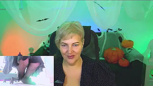 Snapshot of MaryMogan chatting on 10/21/25, 04:13 MaryMogan online show from 10/21/25, 04:13