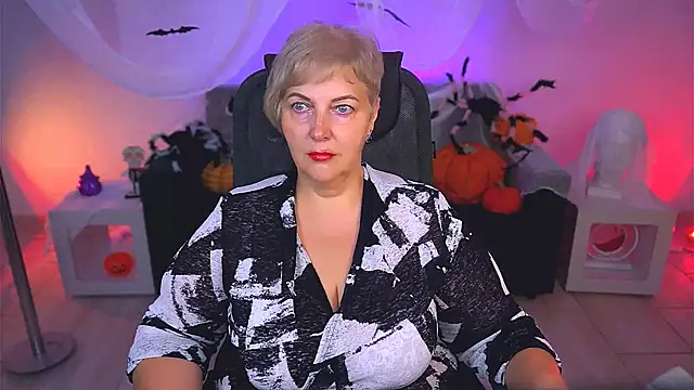 Snapshot of MaryMogan chatting on 10/23/25, 04:45 MaryMogan online show from 10/23/25, 04:45