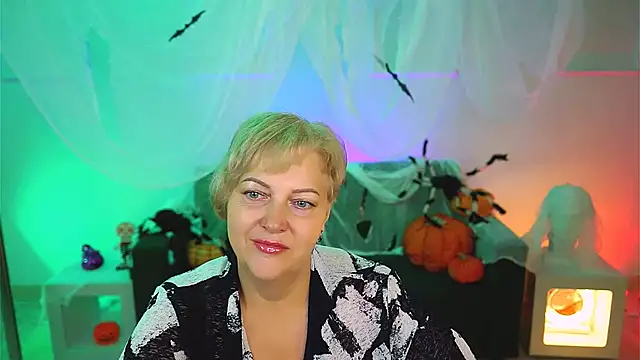 Snapshot of MaryMogan chatting on 10/30/25, 04:14 MaryMogan online show from 10/30/25, 04:14