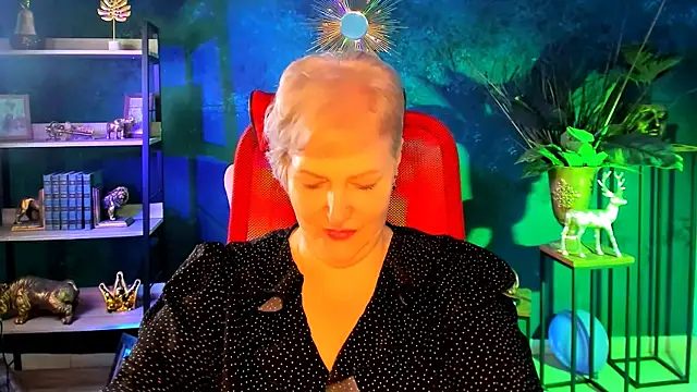 Snapshot of MaryMogan chatting on 11/25/25, 05:18 MaryMogan online show from 11/25/25, 05:18