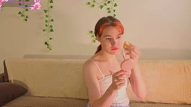 Snapshot of MauraSpurrier chatting on 09/28/25, 06:13 MauraSpurrier online show from 09/28/25, 06:13