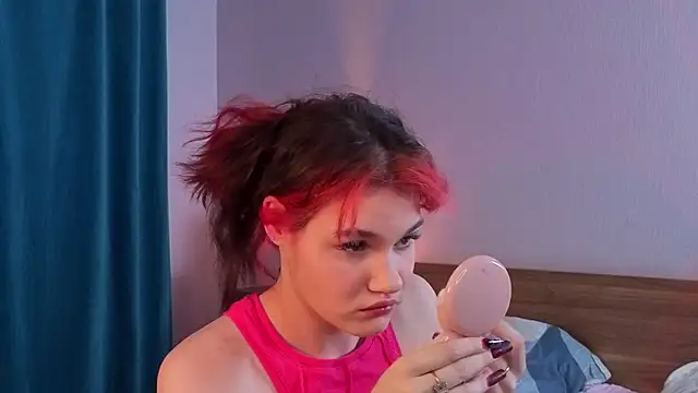 Snapshot of MauraSpurrier chatting on 10/25/25, 06:35 MauraSpurrier online show from 10/25/25, 06:35