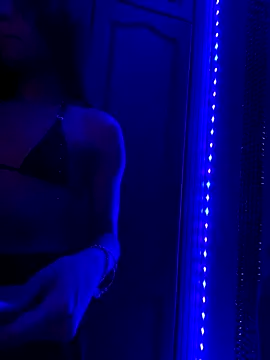 Snapshot of VeronicaSaenzx chatting on 11/23/25, 09:36 VeronicaSaenzx online show from 11/23/25, 09:36