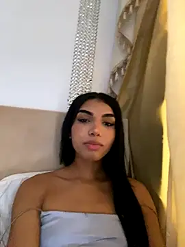 Snapshot of VeronicaSaenzx chatting on 11/25/25, 08:42 VeronicaSaenzx online show from 11/25/25, 08:42