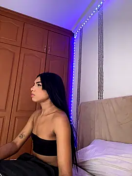 Snapshot of VeronicaSaenzx chatting on 11/26/25, 05:58 VeronicaSaenzx online show from 11/26/25, 05:58