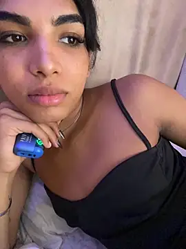 Snapshot of VeronicaSaenzx chatting on 12/05/25, 08:27 VeronicaSaenzx online show from 12/05/25, 08:27