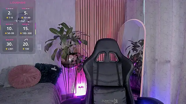 Snapshot of emma______ chatting on 11/12/25, 08:30 emma online show from 11/12/25, 08:30