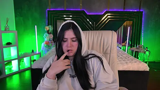 LunaPearll online show from 10/28/25, 02:53