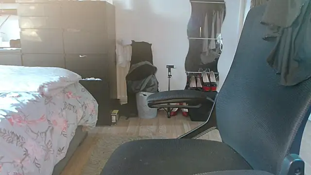 Snapshot of Prill940 chatting on 10/25/25, 04:13 Prill940 online show from 10/25/25, 04:13