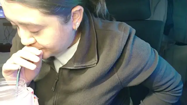 Snapshot of Prill940 chatting on 10/28/25, 06:39 Prill940 online show from 10/28/25, 06:39