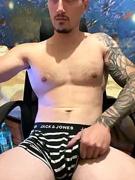 Snapshot of fronkie9384 chatting on 10/04/25, 05:00 fronkie9384 online show from 10/04/25, 05:00