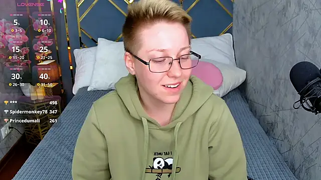 Snapshot of AlexandraGreen chatting on 10/05/25, 04:00 AlexandraGreen online show from 10/05/25, 04:00