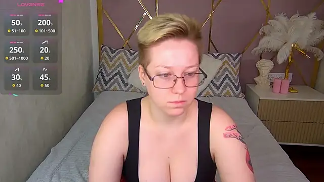 Snapshot of AlexandraGreen chatting on 10/19/25, 09:04 AlexandraGreen online show from 10/19/25, 09:04