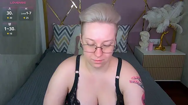 Snapshot of AlexandraGreen chatting on 11/21/25, 09:13 AlexandraGreen online show from 11/21/25, 09:13