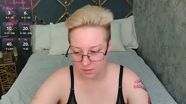 Snapshot of AlexandraGreen chatting on 12/04/25, 09:01 AlexandraGreen online show from 12/04/25, 09:01