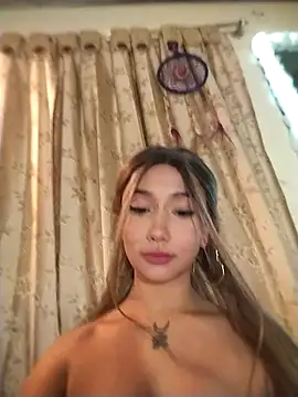 Snapshot of Ella_rr chatting on 09/21/25, 01:07 Ella rr online show from 09/21/25, 01:07