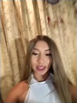 Snapshot of Ella_rr chatting on 09/27/25, 03:11 Ella rr online show from 09/27/25, 03:11