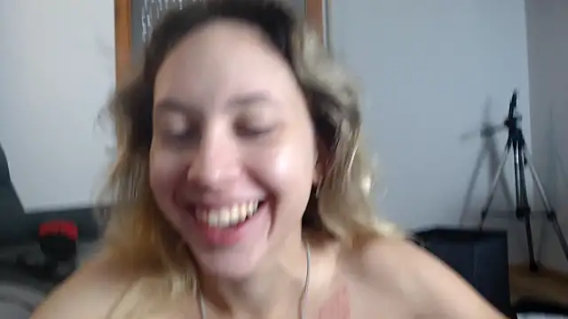 Snapshot of L_Sofia chatting on 10/31/25, 08:15 L Sofia online show from 10/31/25, 08:15