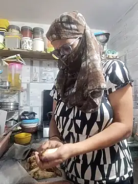 Snapshot of meenu_bhabhi547 chatting on 10/07/25, 01:47 meenu bhabhi547 online show from 10/07/25, 01:47